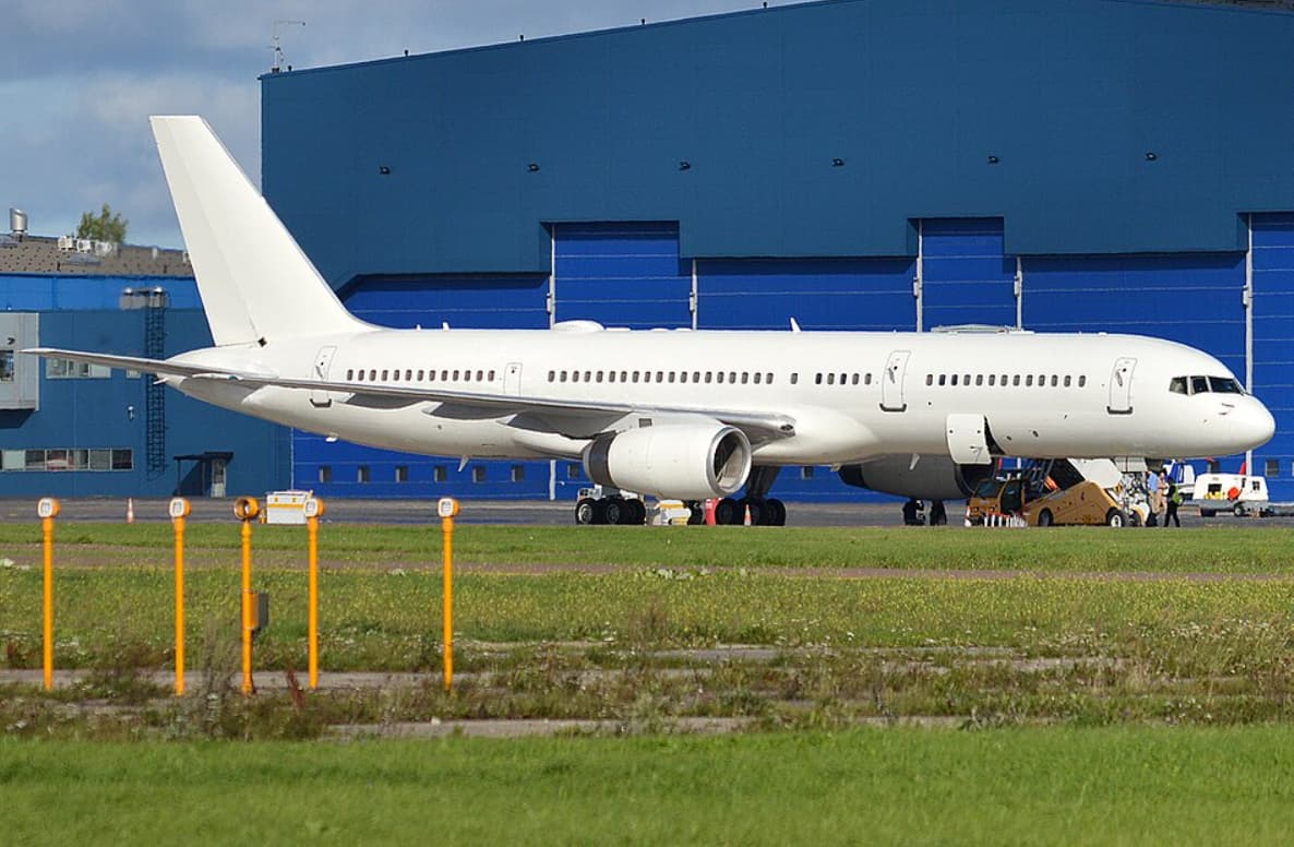 Avião branco do governo dos EUA chega com “missão desconhecida” ao Brasil