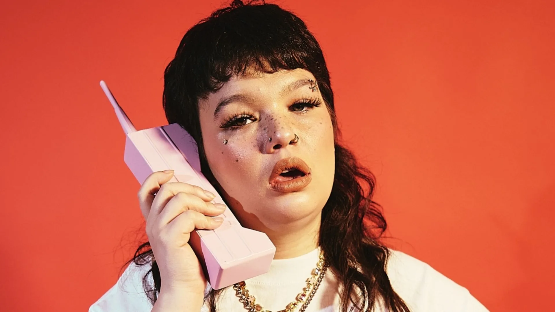 Show de Lola Young é interrompido após desmaio da cantora no palco