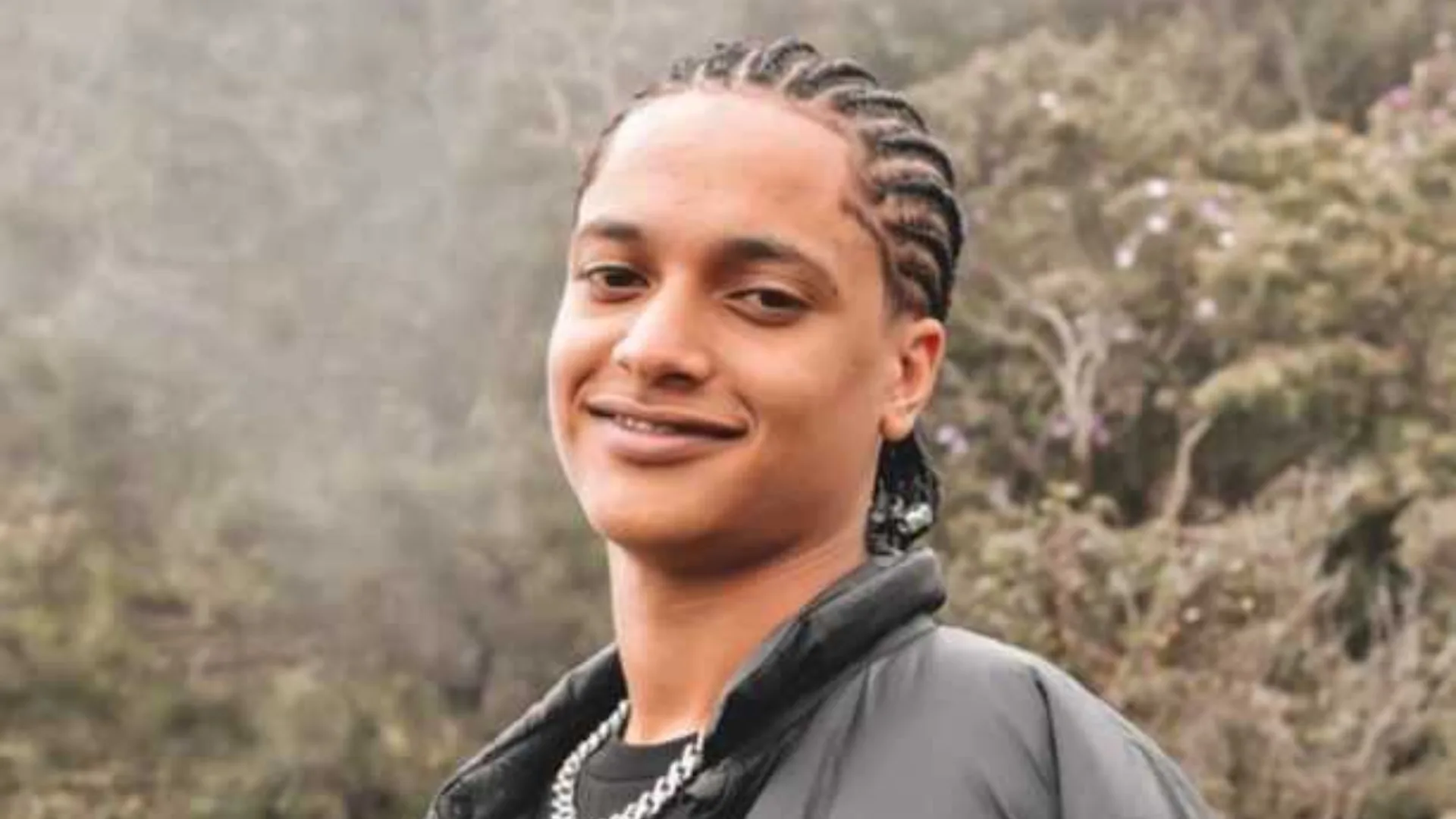 Após deixar a prisão, Oruam exibe tornozeleira eletrônica