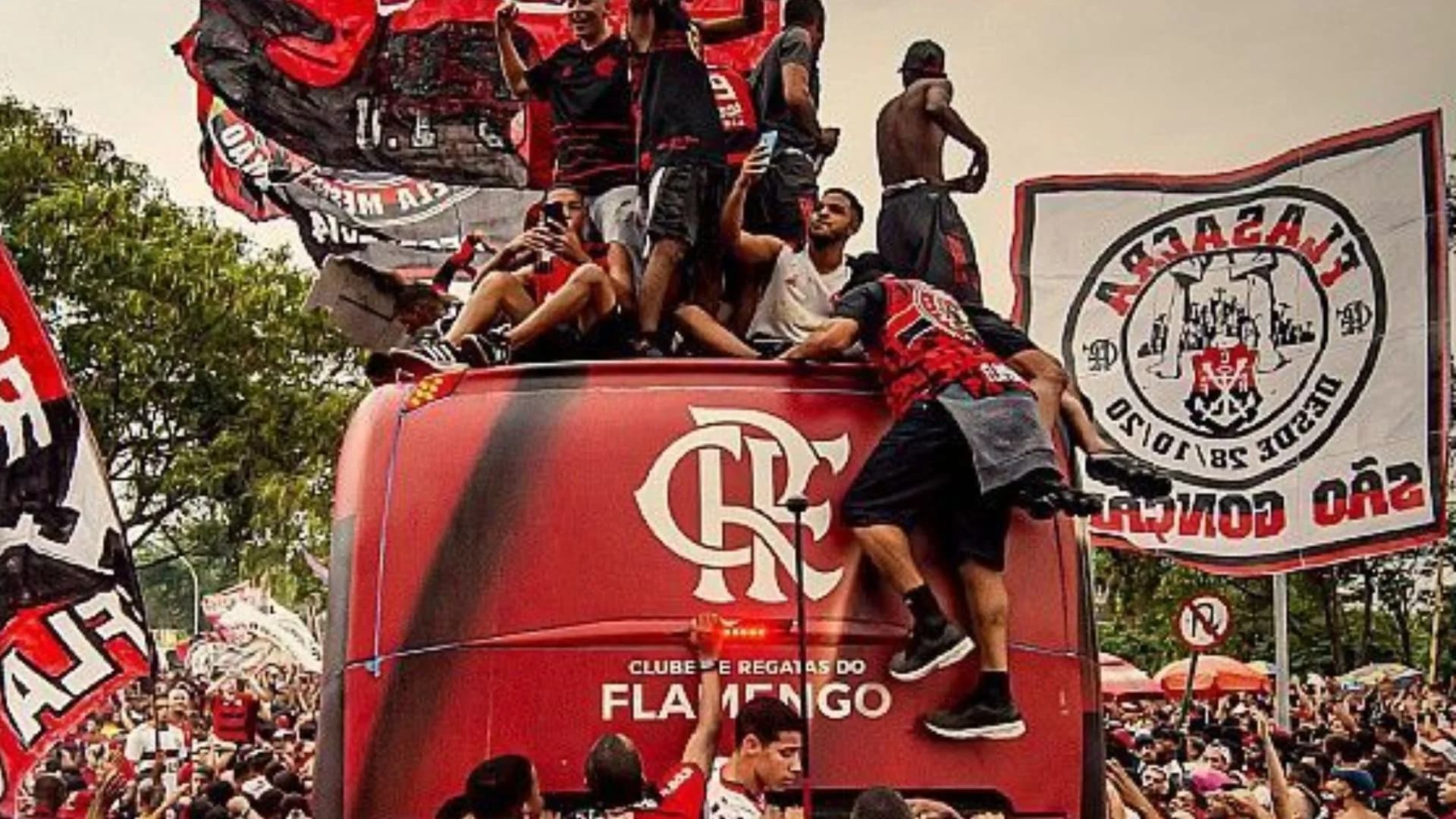Torcedores do Flamengo invadem ônibus do clube e jogadores exibem momento