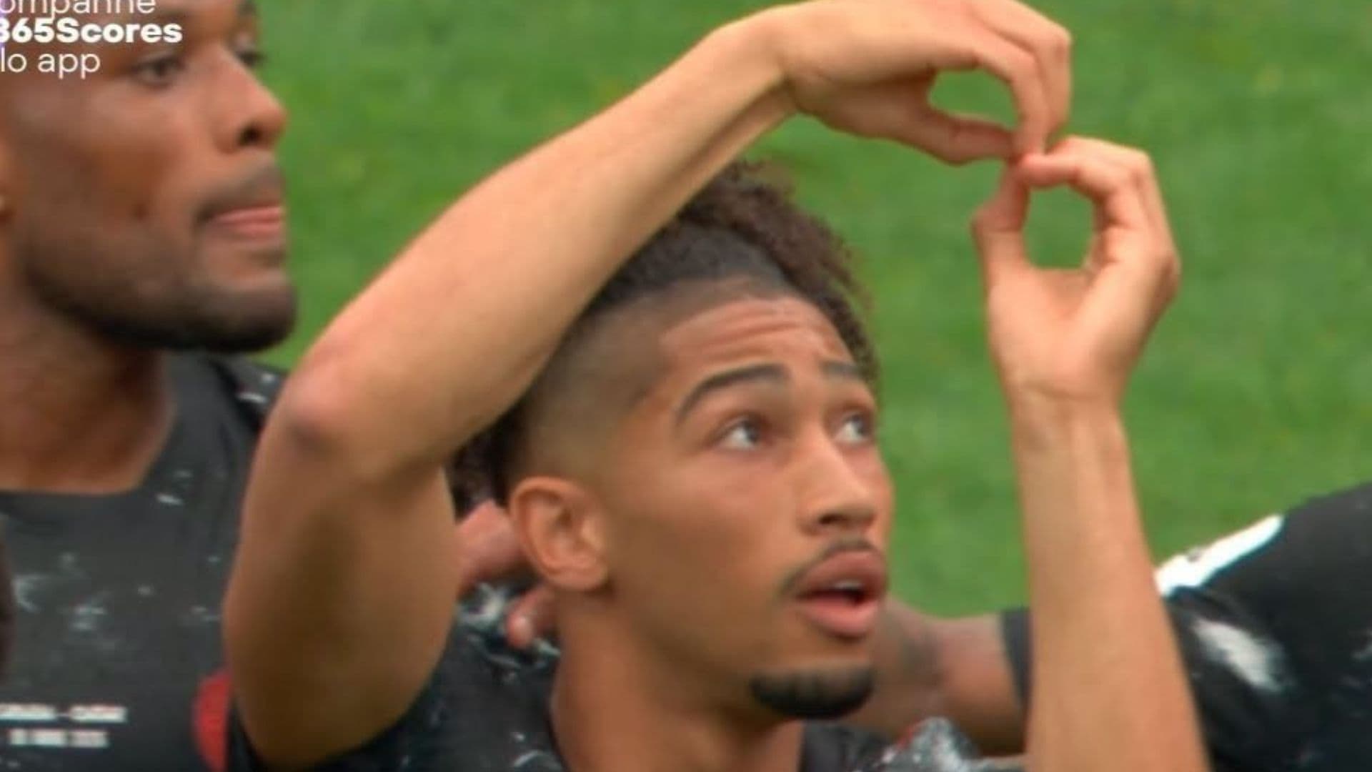 Nathan Saliba homenageia Koné após substituir o jogador que sofreu lesão gravíssima