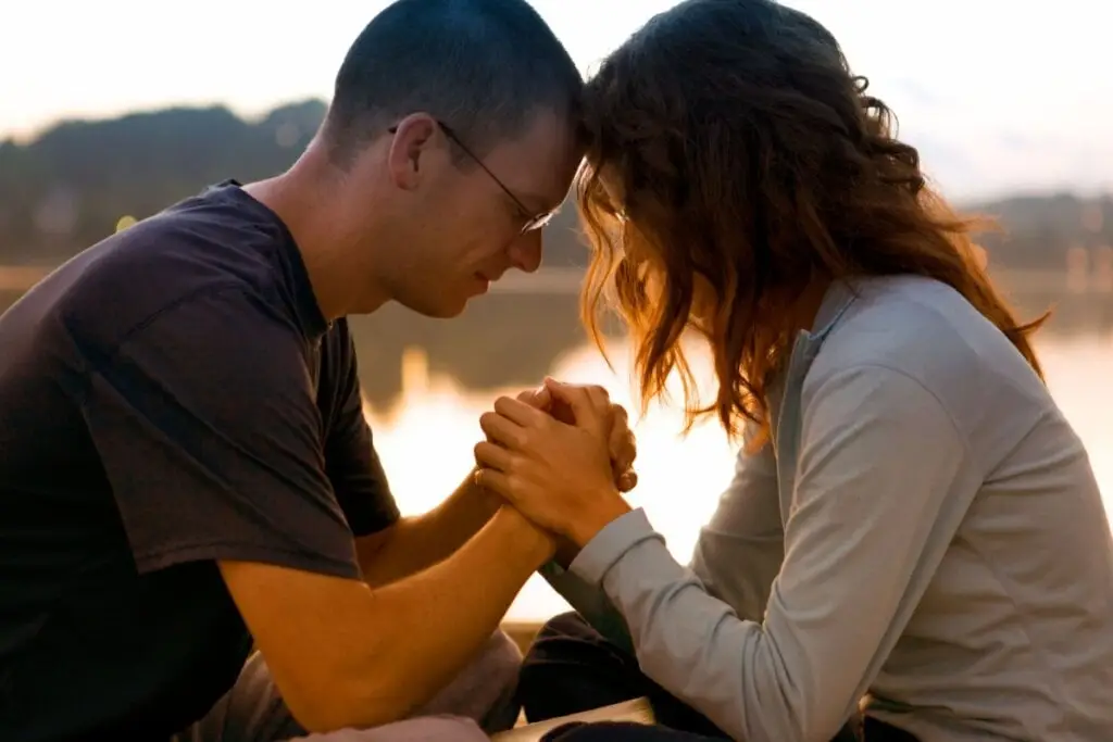 5 orações para proteger e fortalecer o relacionamento amoroso