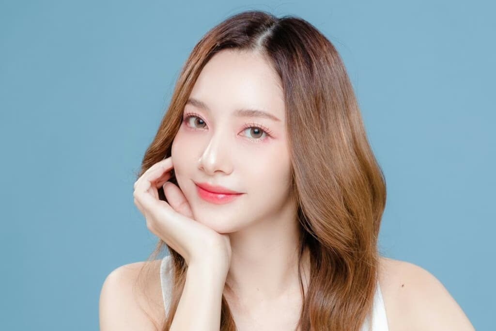 6 tendências de beleza dos anos 2000 que voltaram com tudo