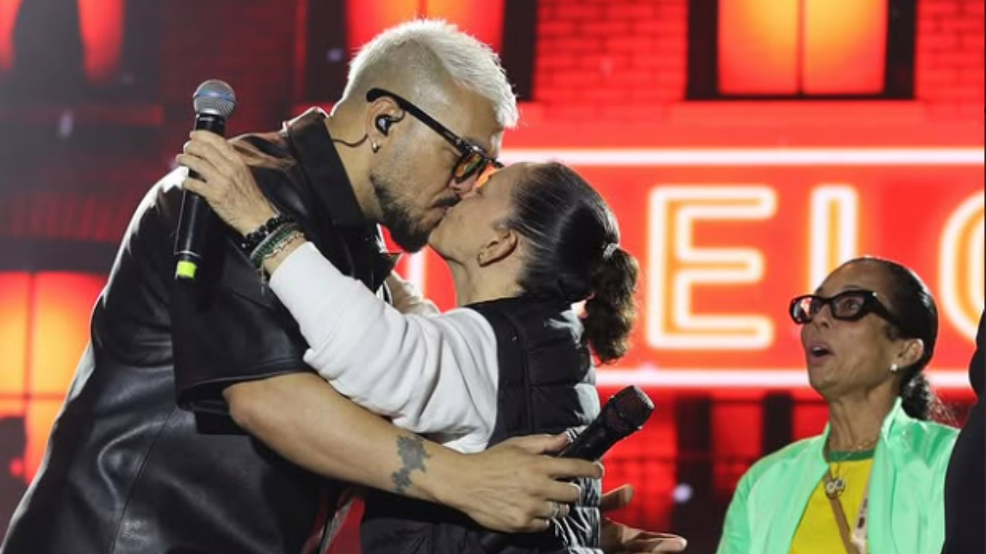 Prefeita beija Belo durante festa de São João no interior da Bahia