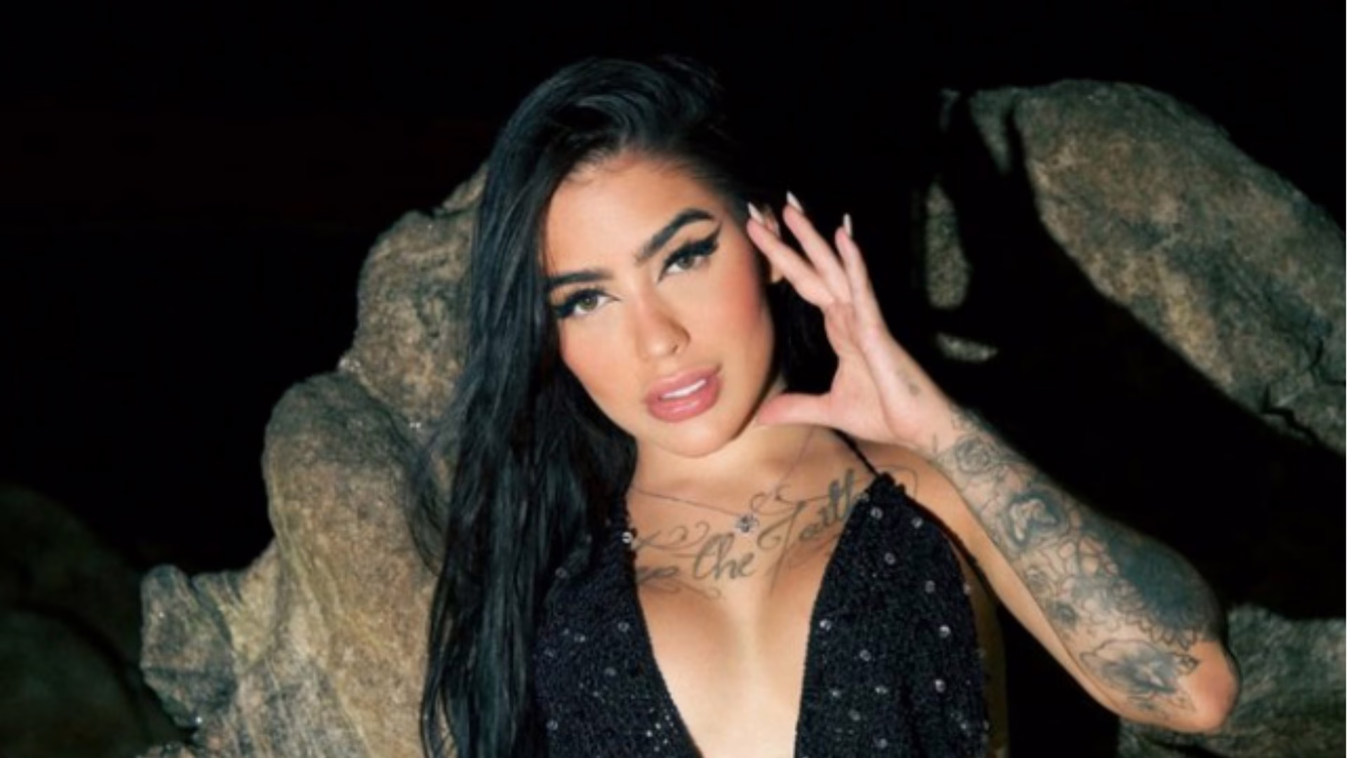 Mirella responde críticas sobre conteúdo adulto e diz que ajuda a pagar escola e hospital