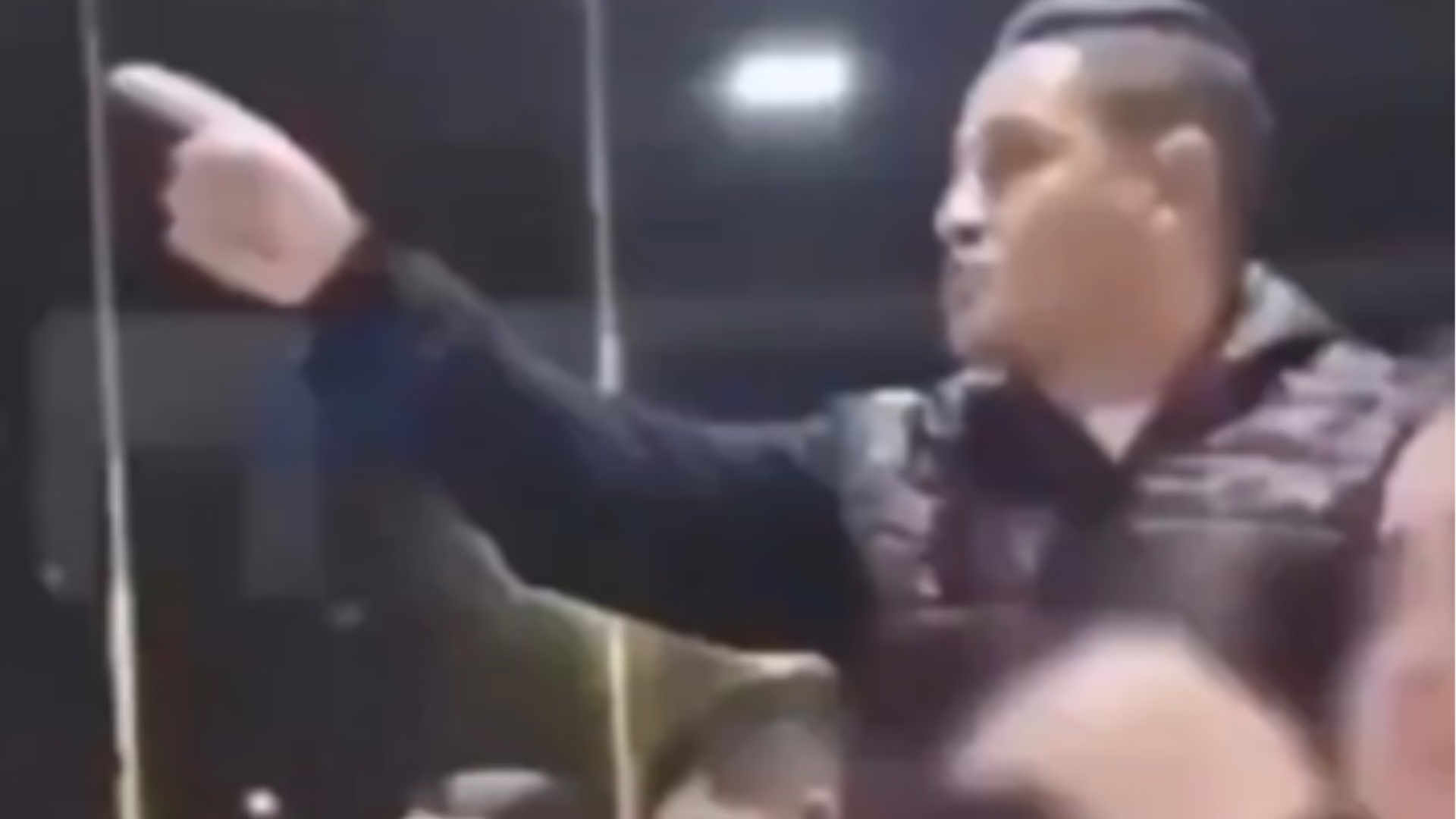 Pastor é acusado de traição e desvio de dinheiro em culto