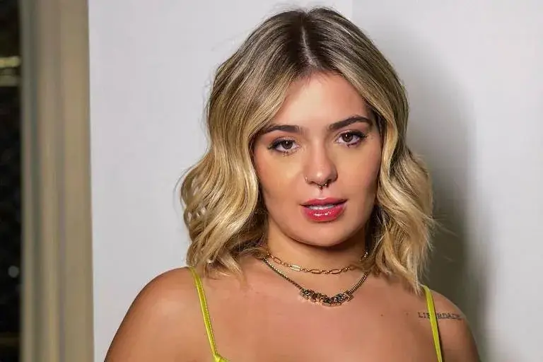 Viih Tube comemora mudança no corpo e impressiona a web