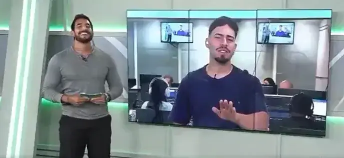 Apresentador se diverte com amigo que leva “tapa no visual” ao pé da letra