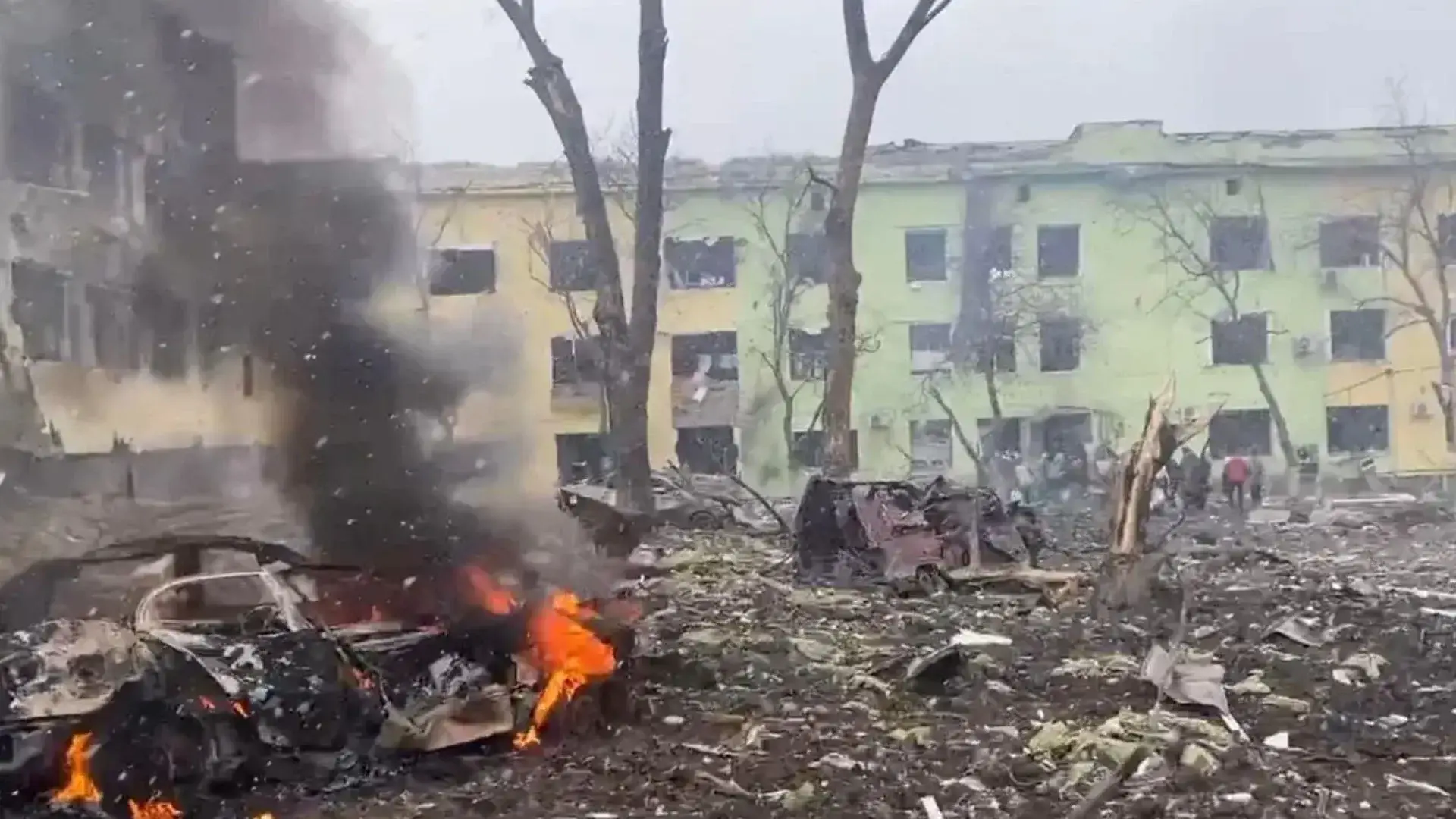 Vídeo mostra apresentadora fugindo ao vivo após bombardeio