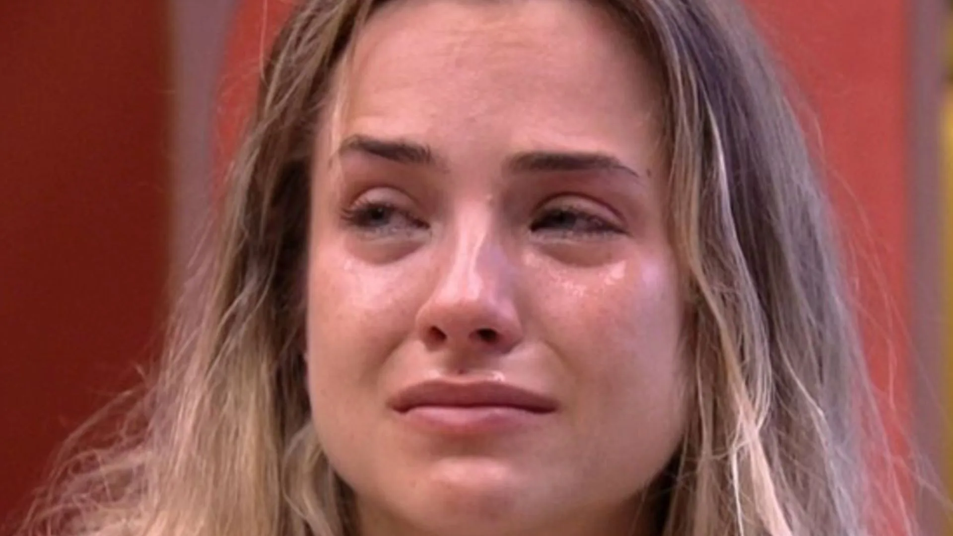 Gabi Martins aparece aos prantos em vídeo