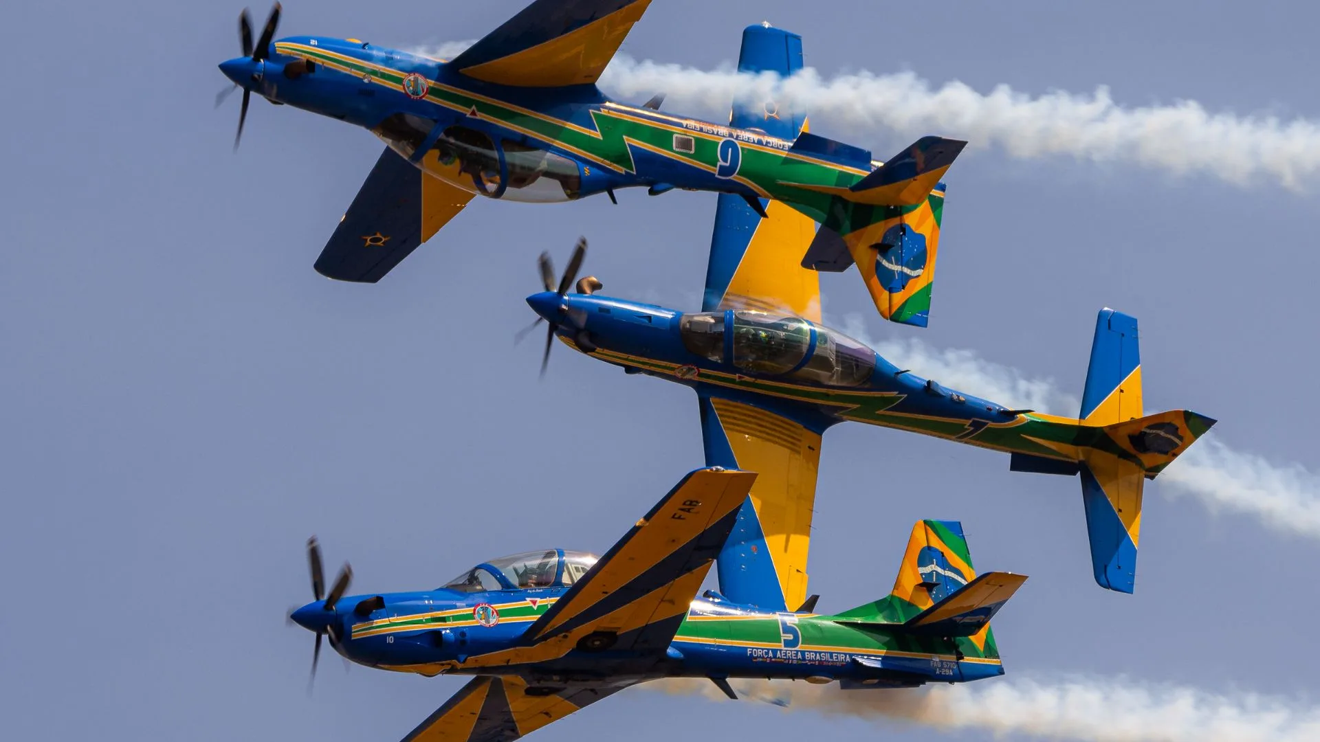 Avião da Esquadrilha da Fumaça cai após colisão no ar