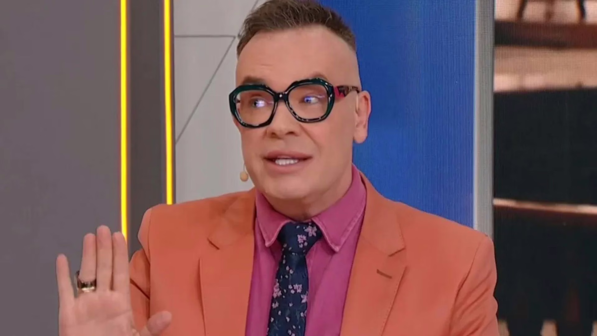 Felipeh Campos manda indireta para o SBT ao vivo e momento viraliza