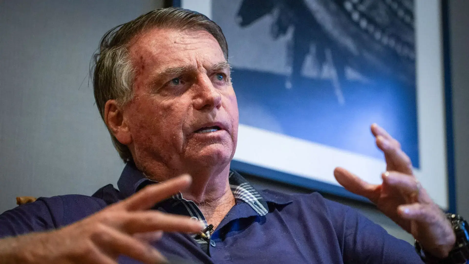 Bolsonaro se exalta e xinga durante entrevista ao vivo