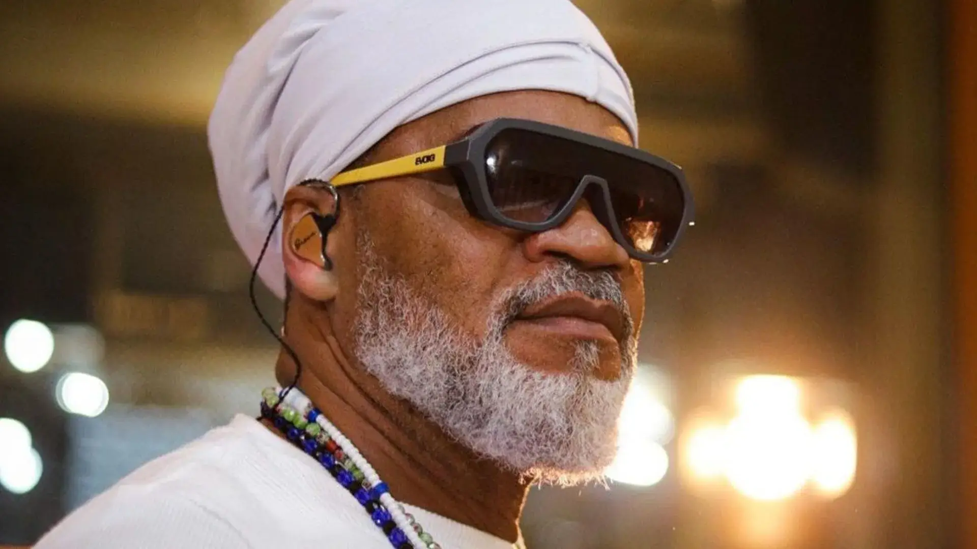 Assista: Carlinhos Brown auxilia a retirar o caixão de Preta Gil