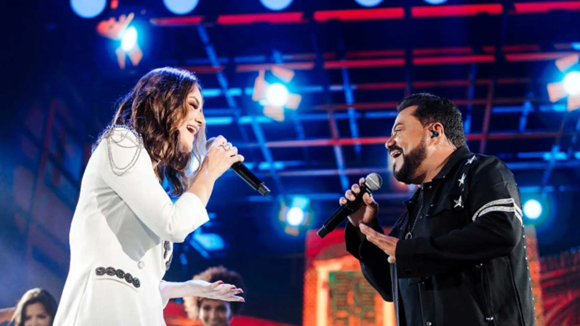 ASSISTA: Cabelo de backing vocal pega fogo durante show