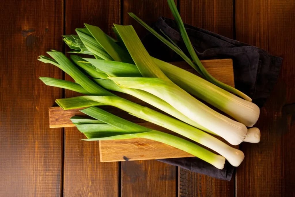5 benefícios do alho-poró para saúde e dicas para inserir na dieta