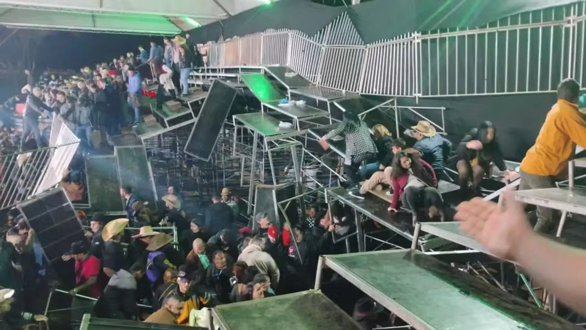 Arquibancada desaba antes de show de Gian e Giovani e deixa 60 feridos