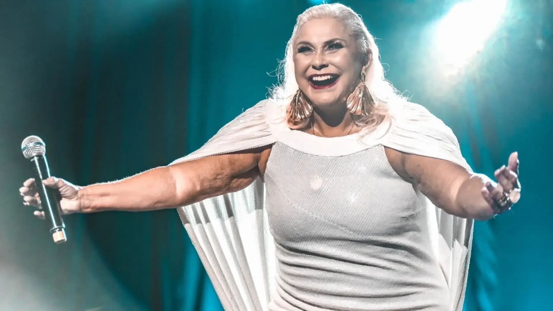 Fafá de Belém ironiza Jair Bolsonaro por uso de tornozeleira eletrônica