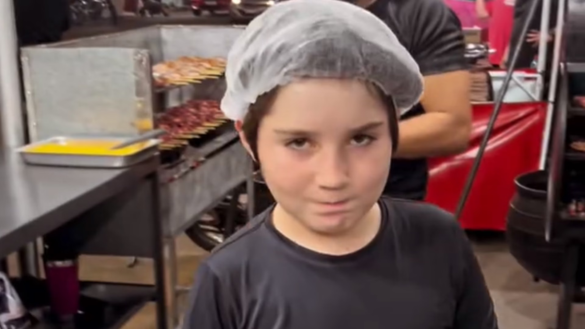 Neto de Leonardo vive dia como atendente na lanchonete do pai