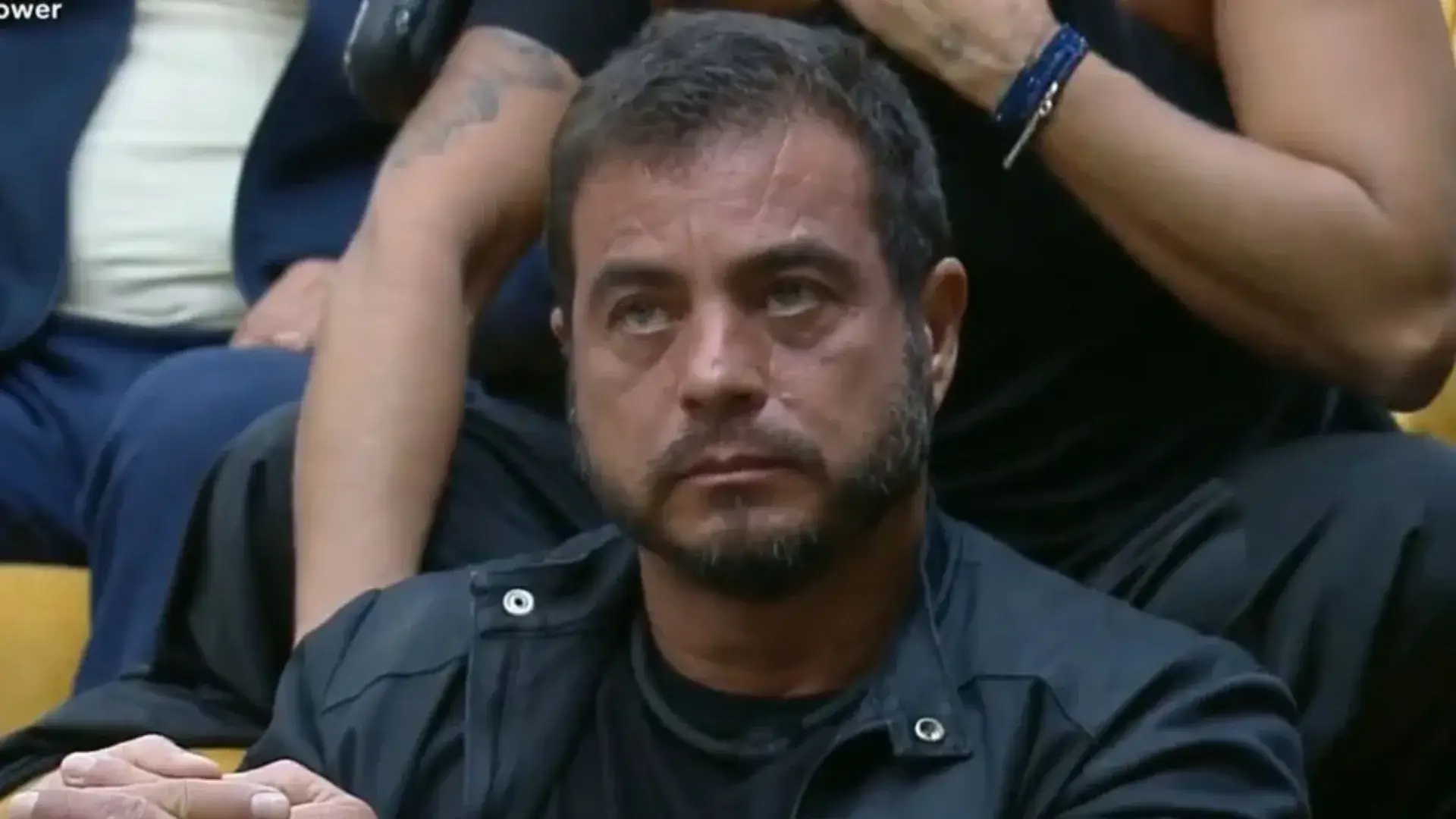 Dhomini discute com apresentador ao vivo e abandona podcast