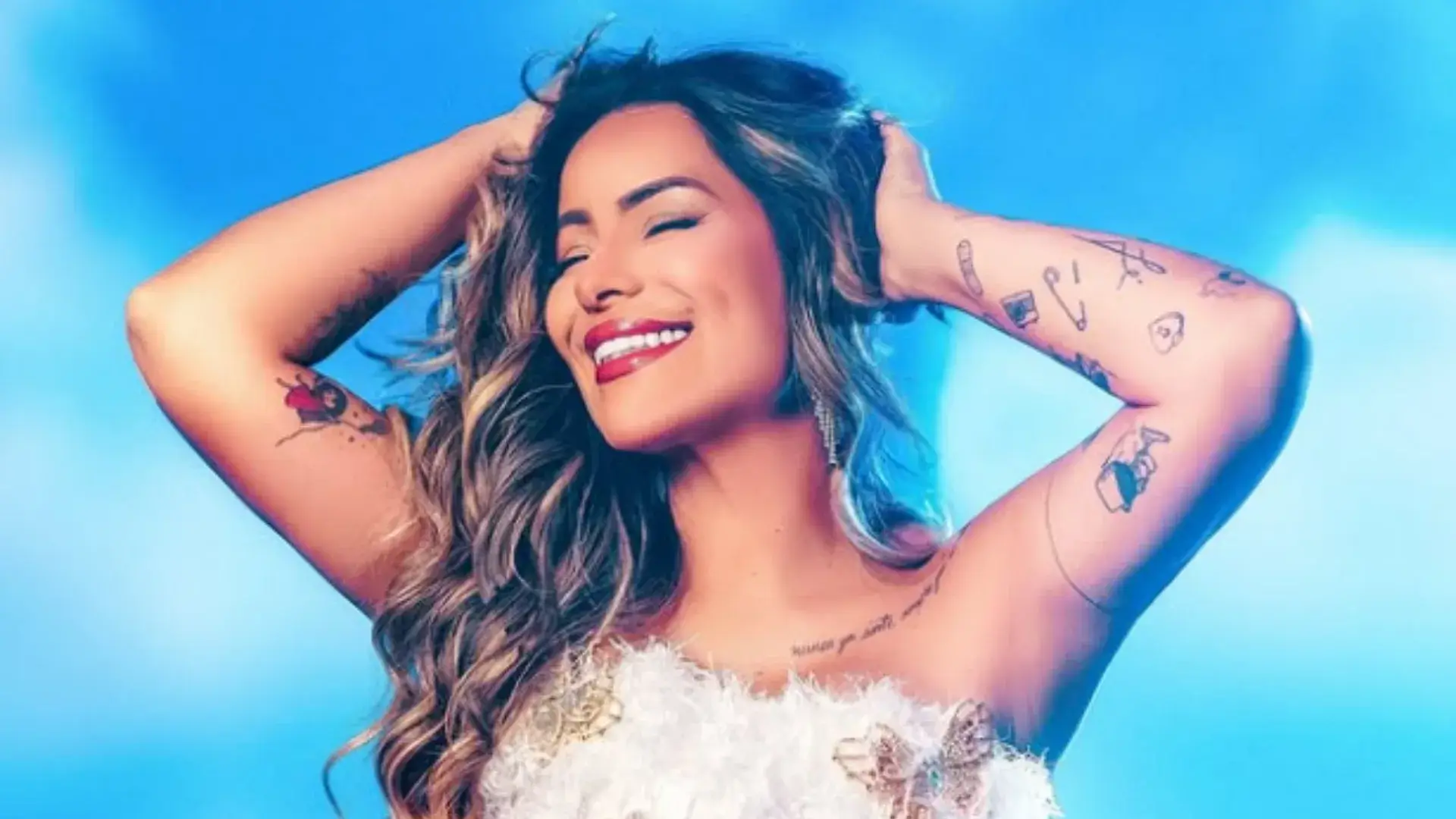 Fã invade palco de Walkyria Santos e cantora acaba no chão