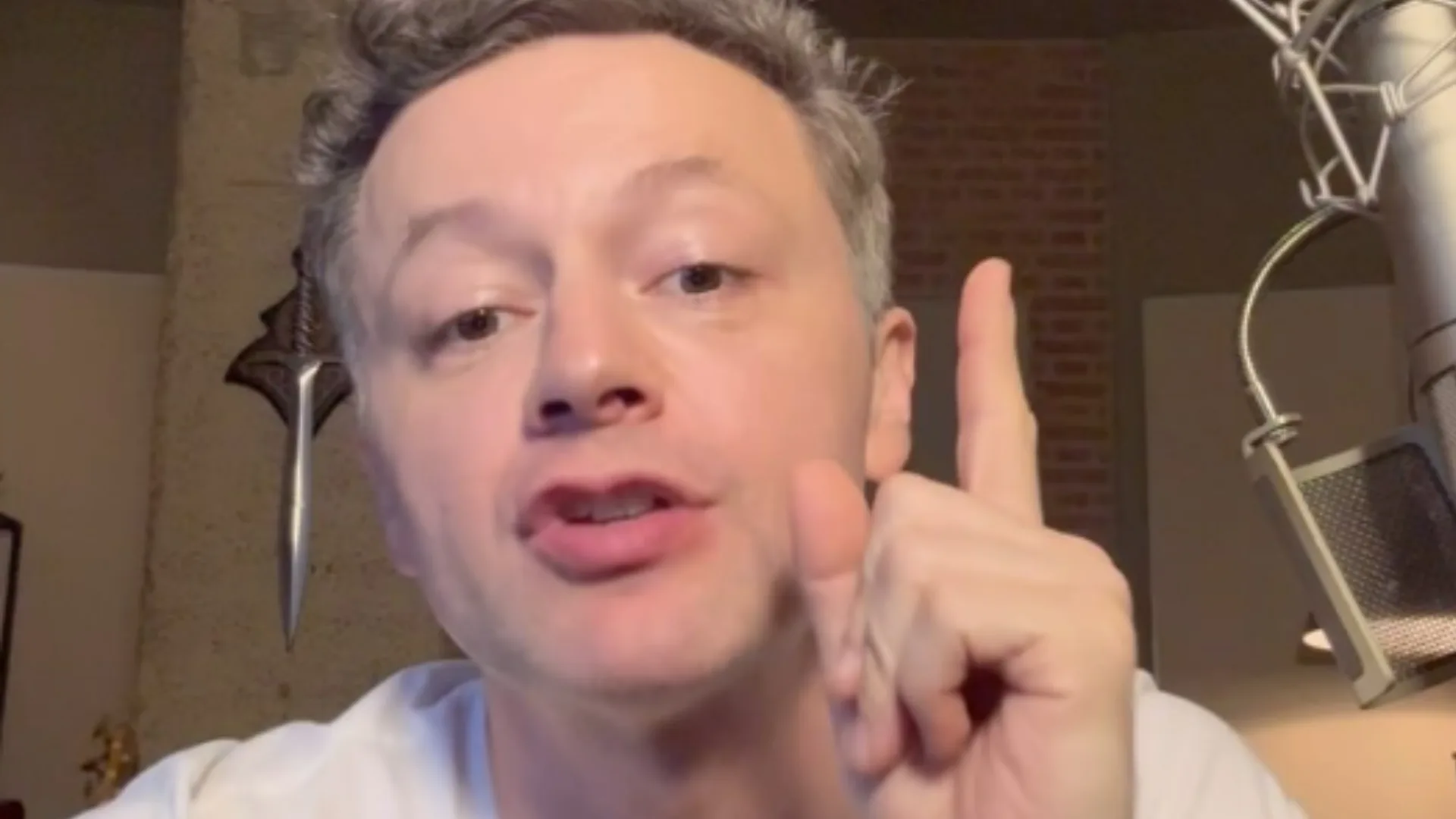 Lucas Lima se revolta ao ser barrado em academia com o filho