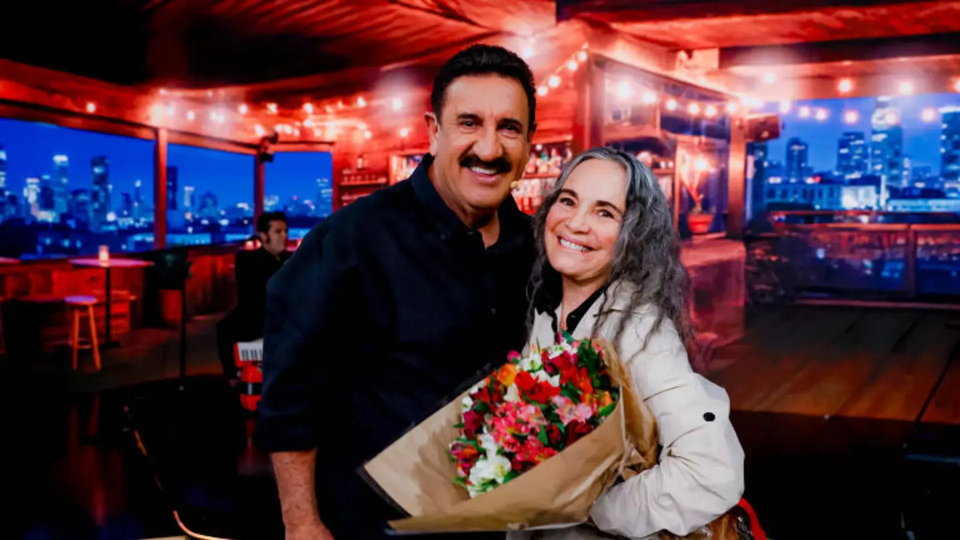 Regina Duarte cai no choro com surpresa no Programa do Ratinho