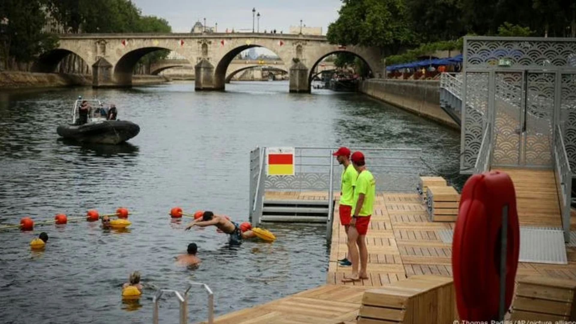 Parisienses nadam no Rio Sena após 102 anos