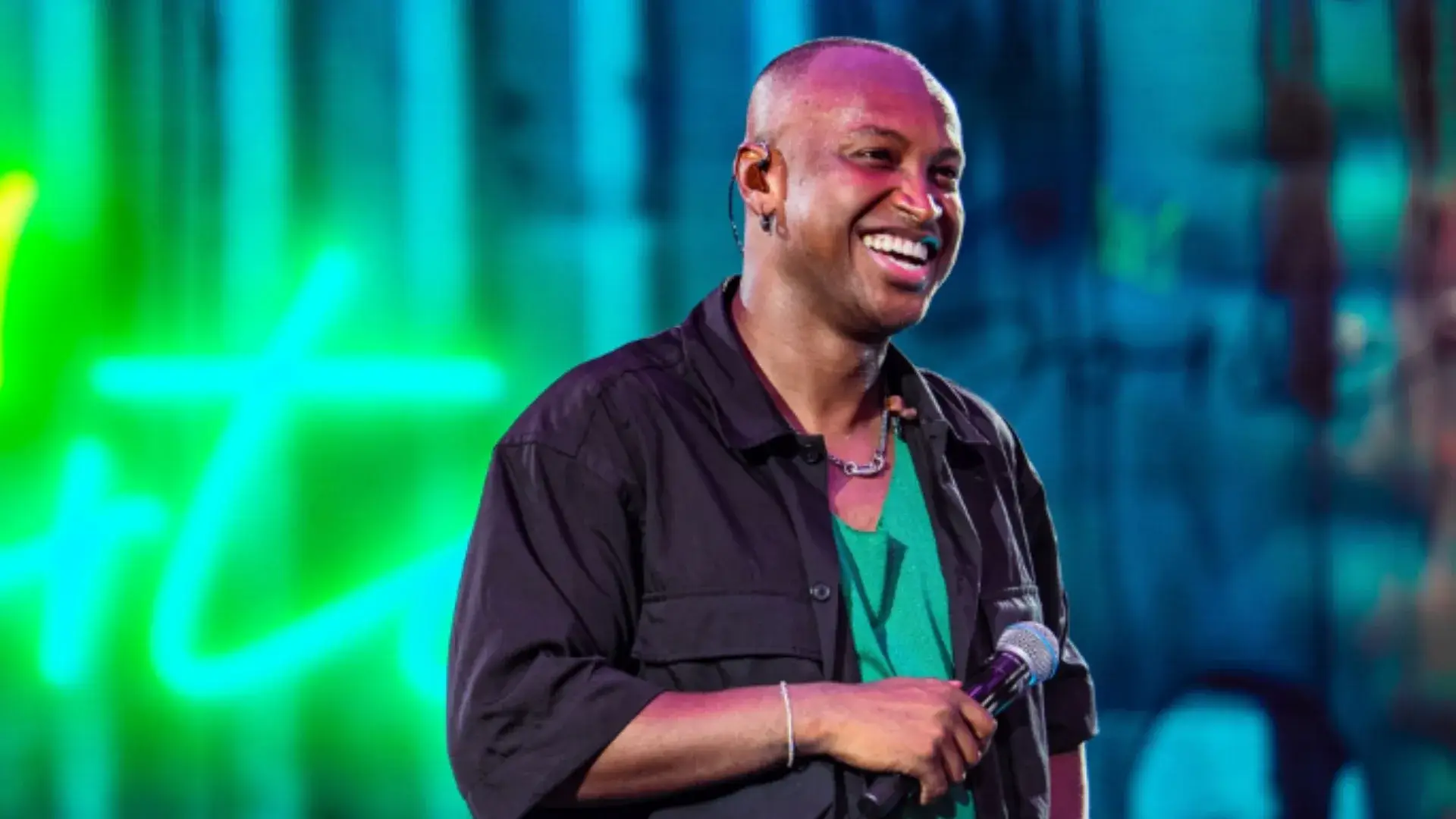 Thiaguinho surge em casamento de surpresa após pedido de noivo