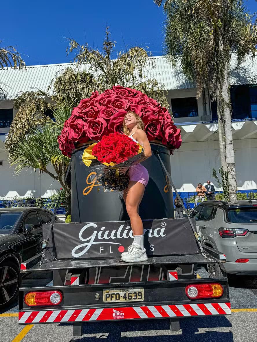 Virginia recebe caminhão de flores e fãs especulam remetente