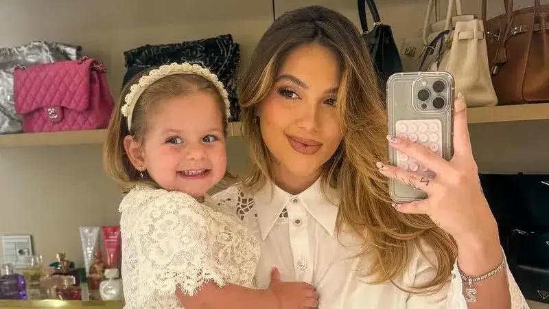 Maria Flor surge com item de luxo e gera comentários nas redes