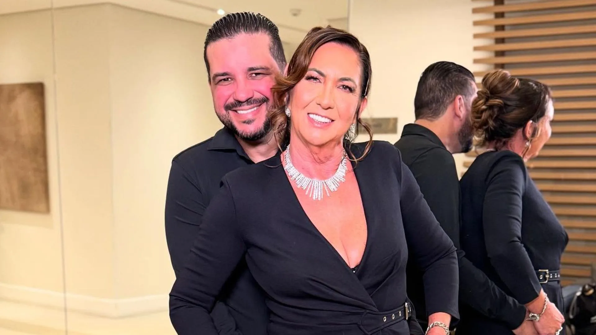 Mãe de Virginia é pedida em namoro por músico e ganha aliança