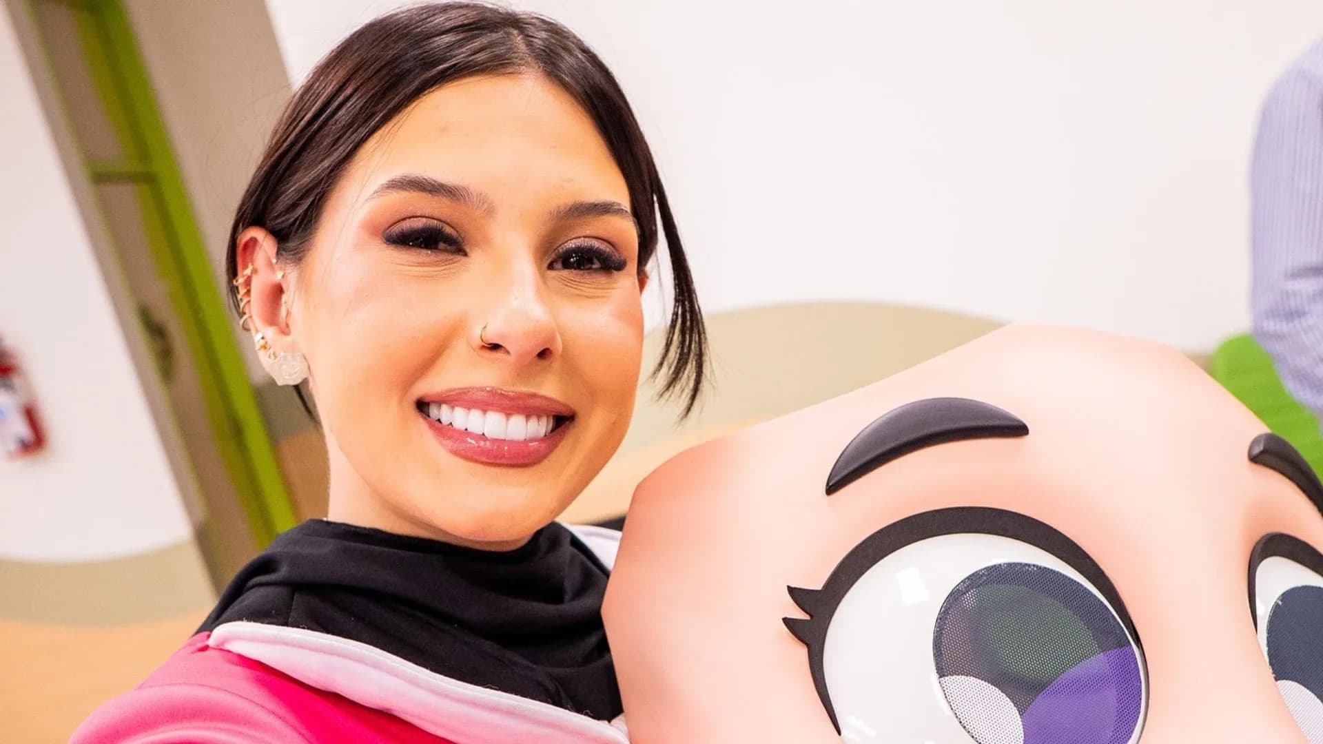 Ana Castela surpreende crianças no Hospital de Amor