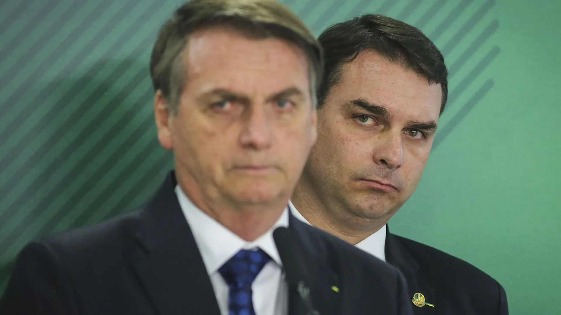Flávio Bolsonaro se responsabiliza por post na conta de Jair