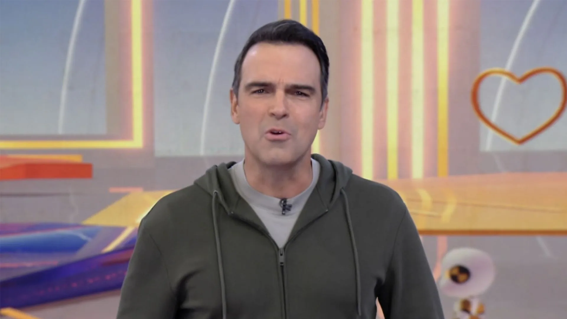 Tadeu Schmidt se irrita em viagem e solta o verbo