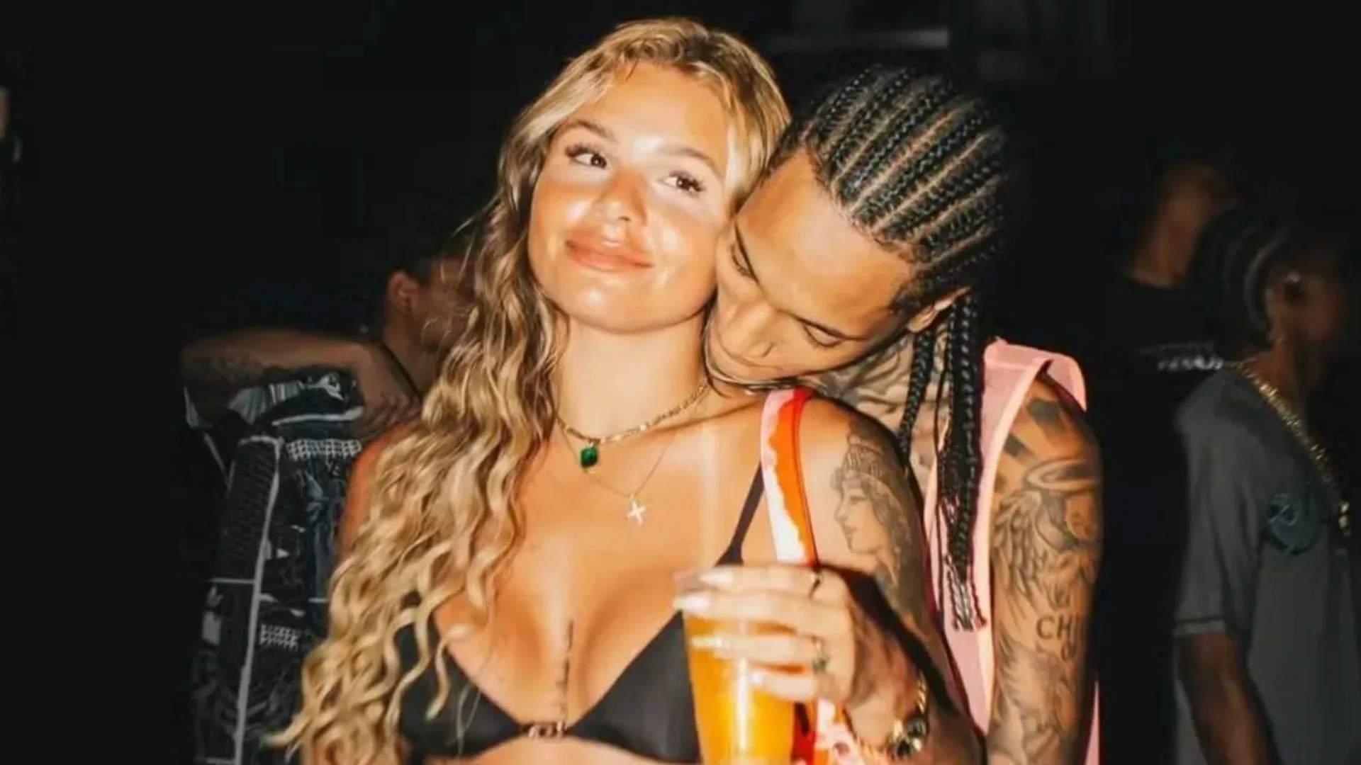 Noiva de Oruam visita cantor na prisão e desabafa