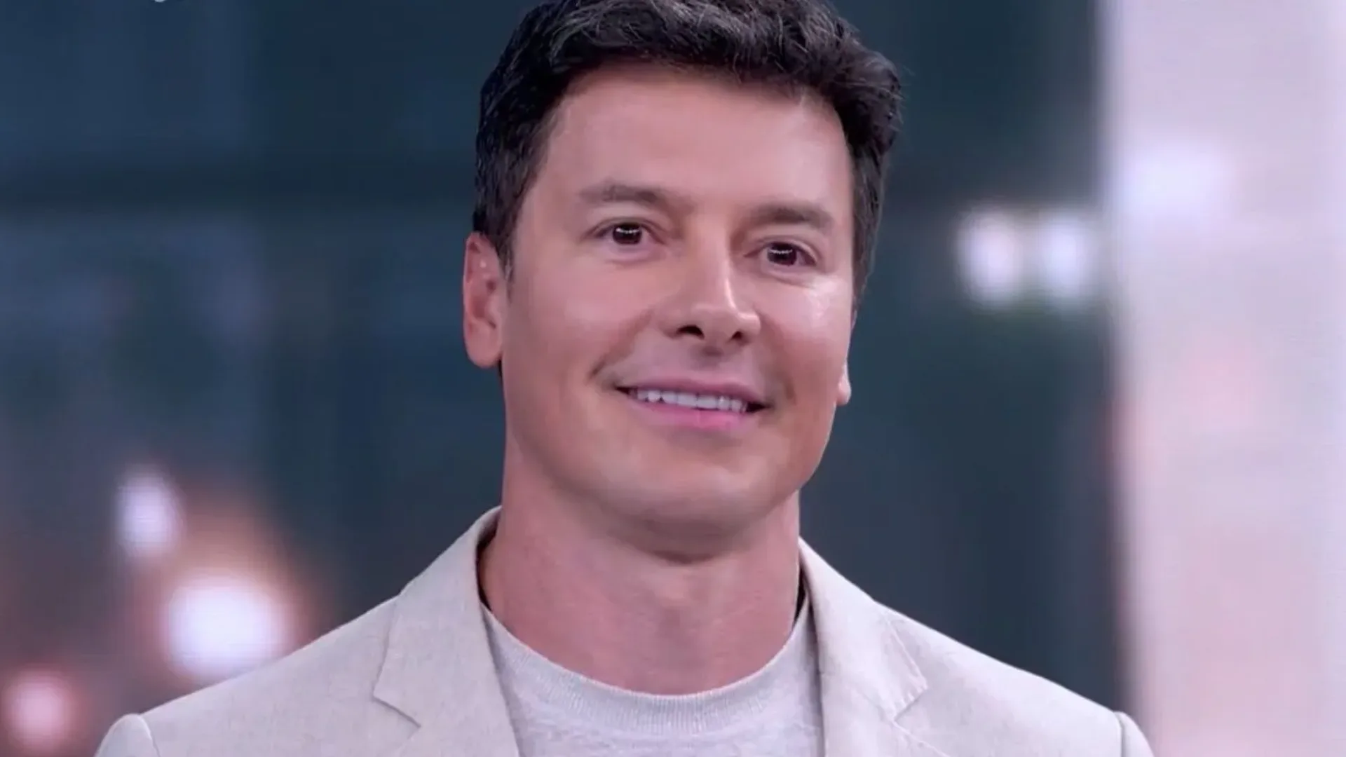 Após mostrar enchimento no bumbum, Rodrigo Faro se pronuncia