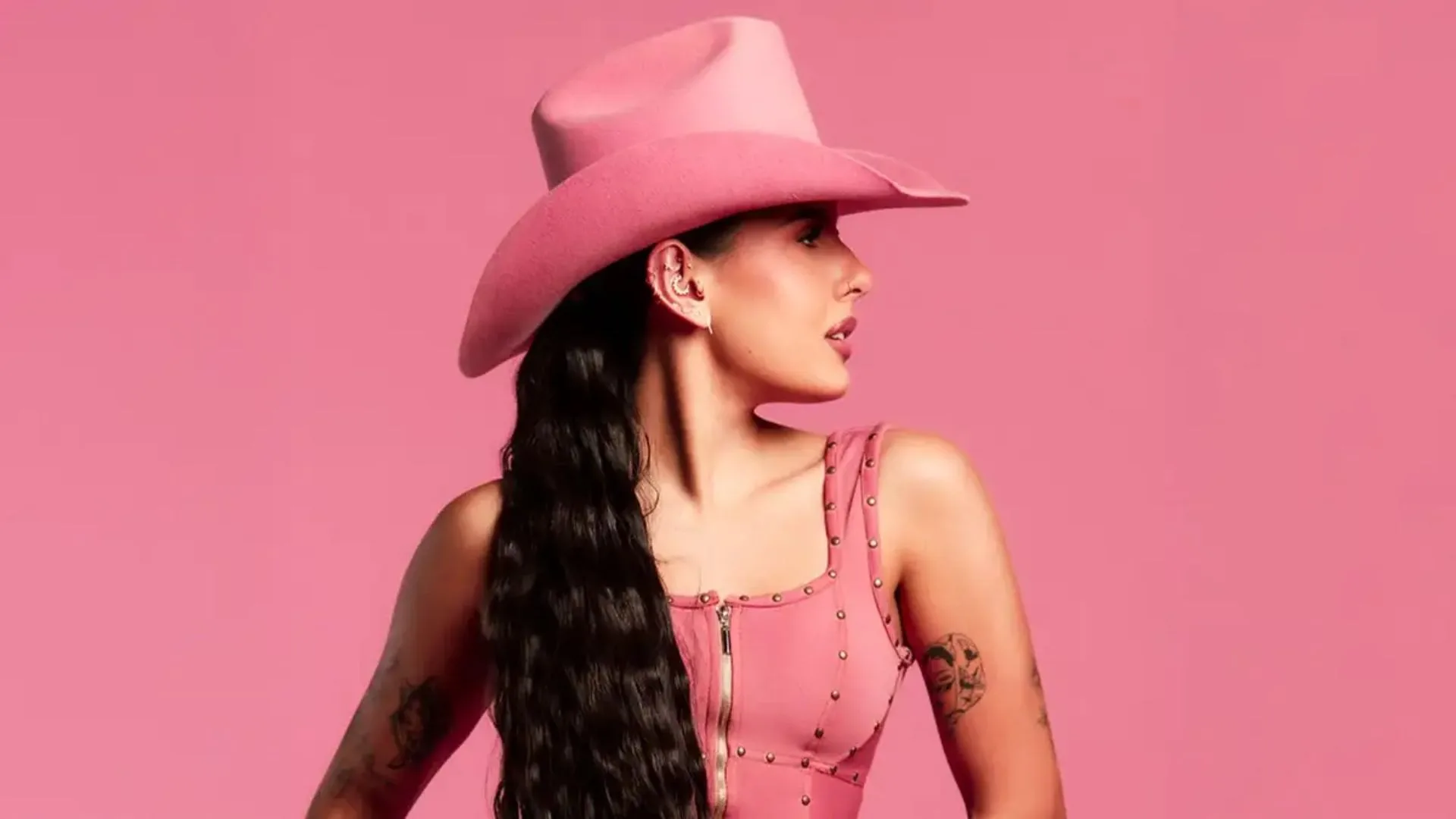 Ana Castela simula beijo em Barretos e brinca: “Alô, Leo Dias”