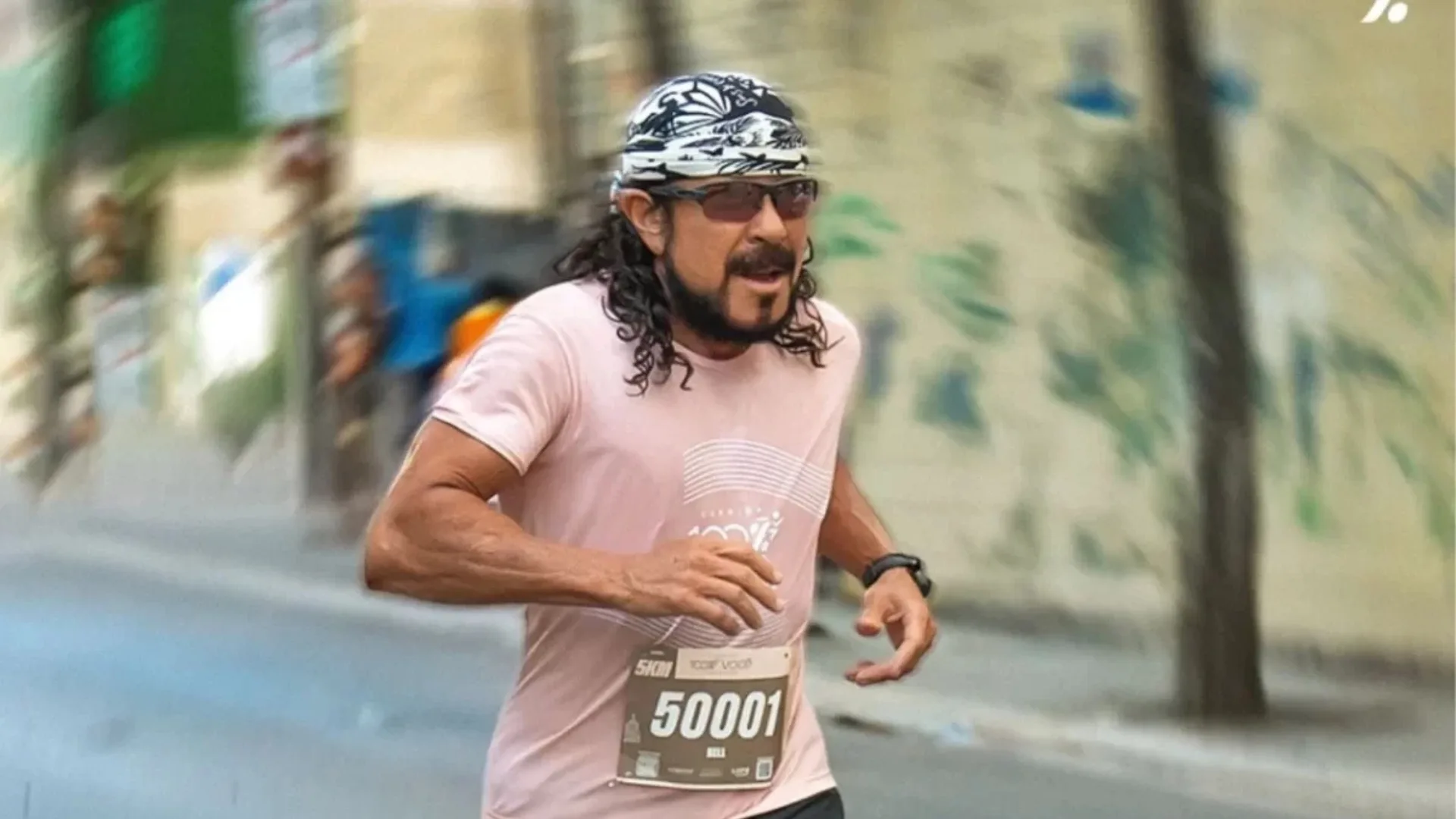 Bell Marques tranquiliza fãs após passar mal durante corrida em Fortaleza