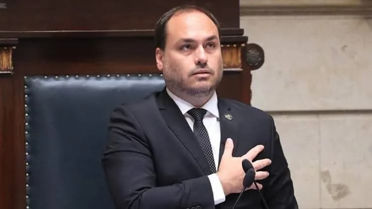 Carlos Bolsonaro é internado após prisão domiciliar de Jair Bolsonaro