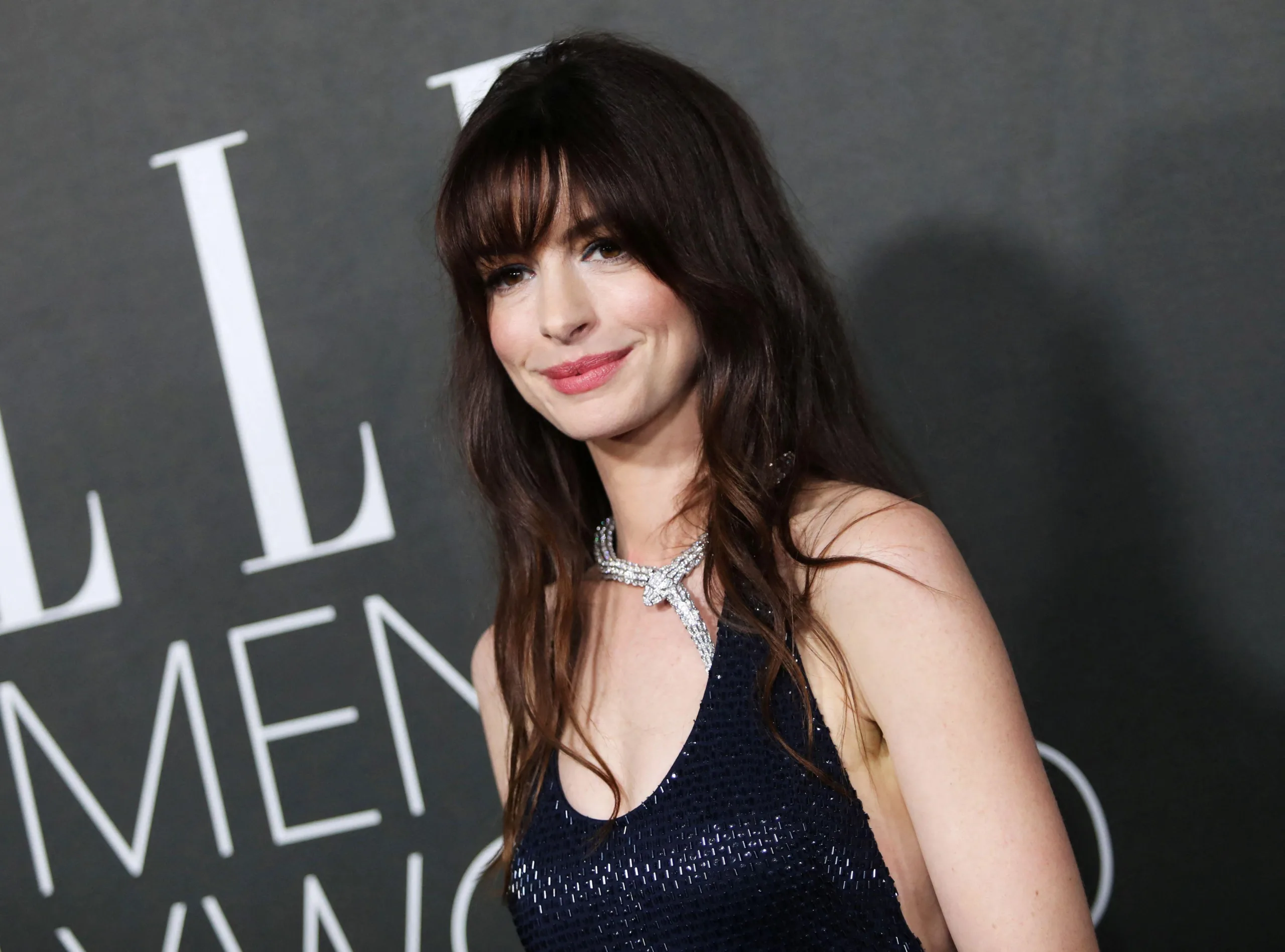 Anne Hathaway é flagrada nas gravações de ‘O Diabo Veste Prada 2’