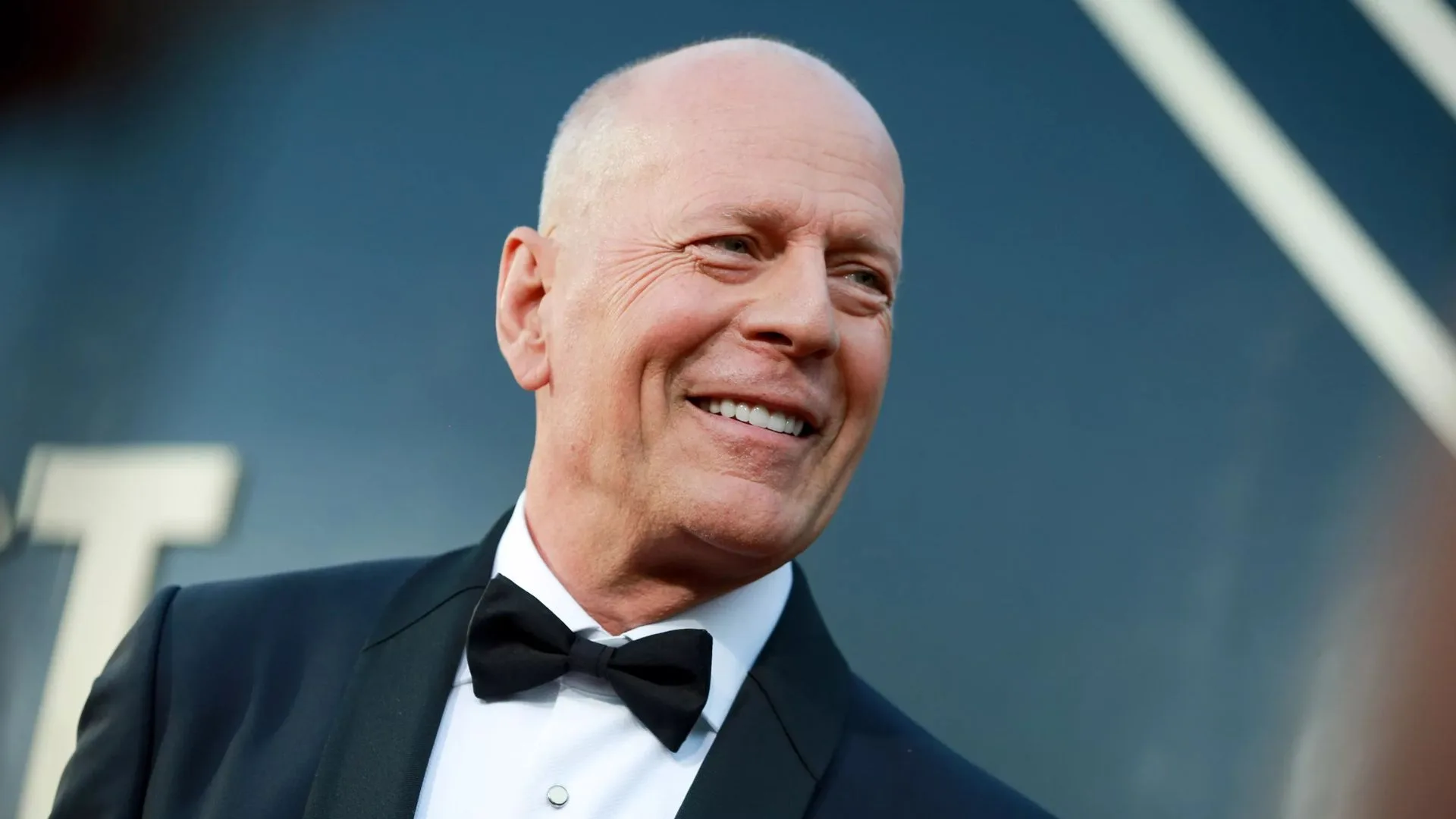 Esposa de Bruce Willis afirma que o ator está ‘perdendo a linguagem’
