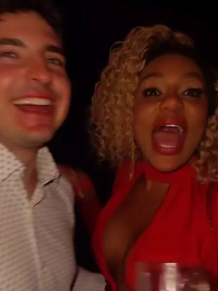 Cariúcha e filho de Gugu Liberato são flagrados aos beijos em festa