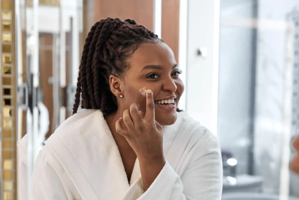 5 cuidados para reduzir os danos da luz azul na pele