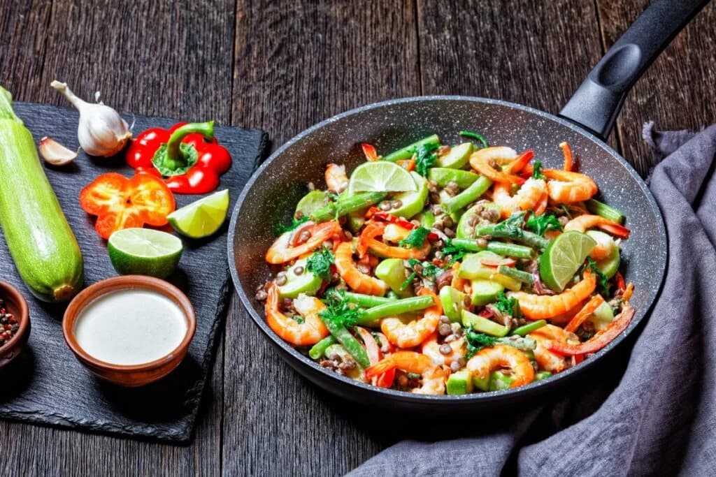 Saladas mornas e ricas em proteínas: 5 opções para o almoço