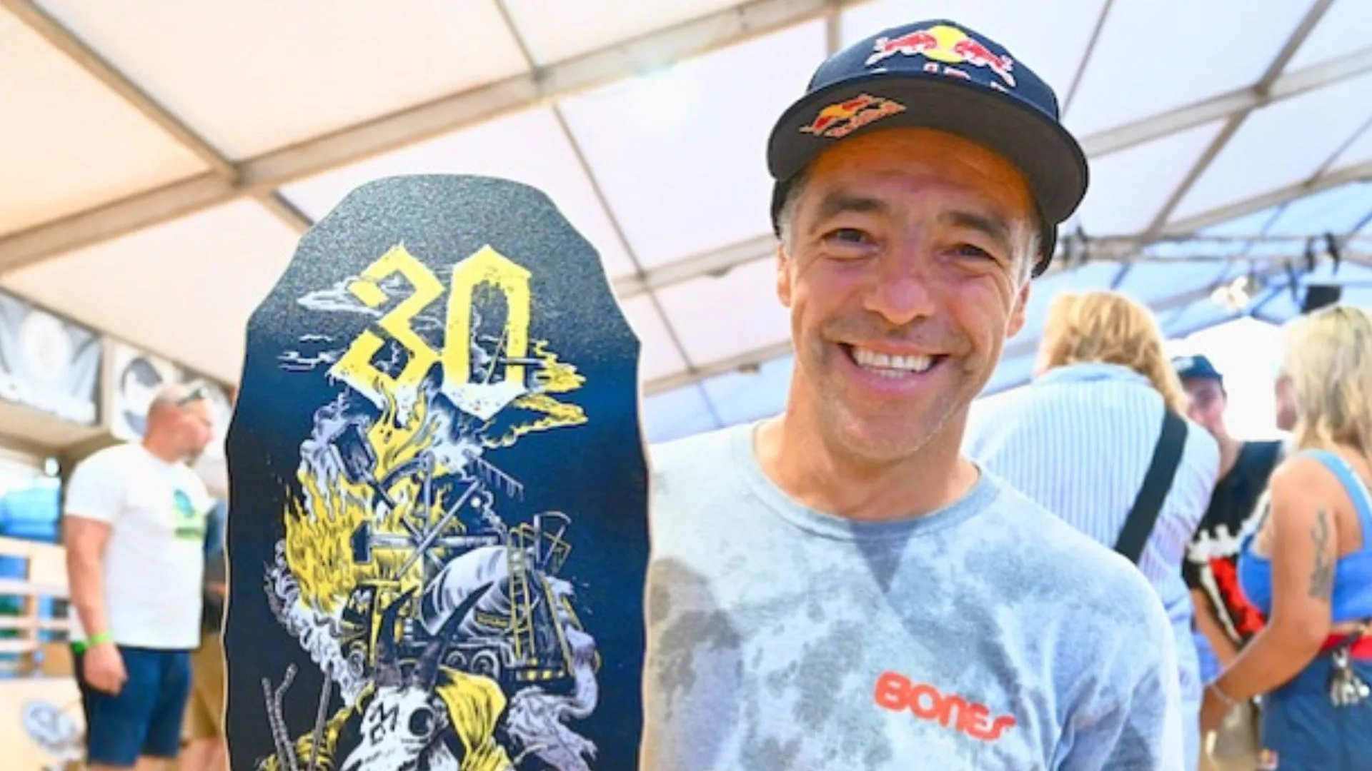 Skatista bate recorde ao descer megarrampa de prédio em Porto Alegre