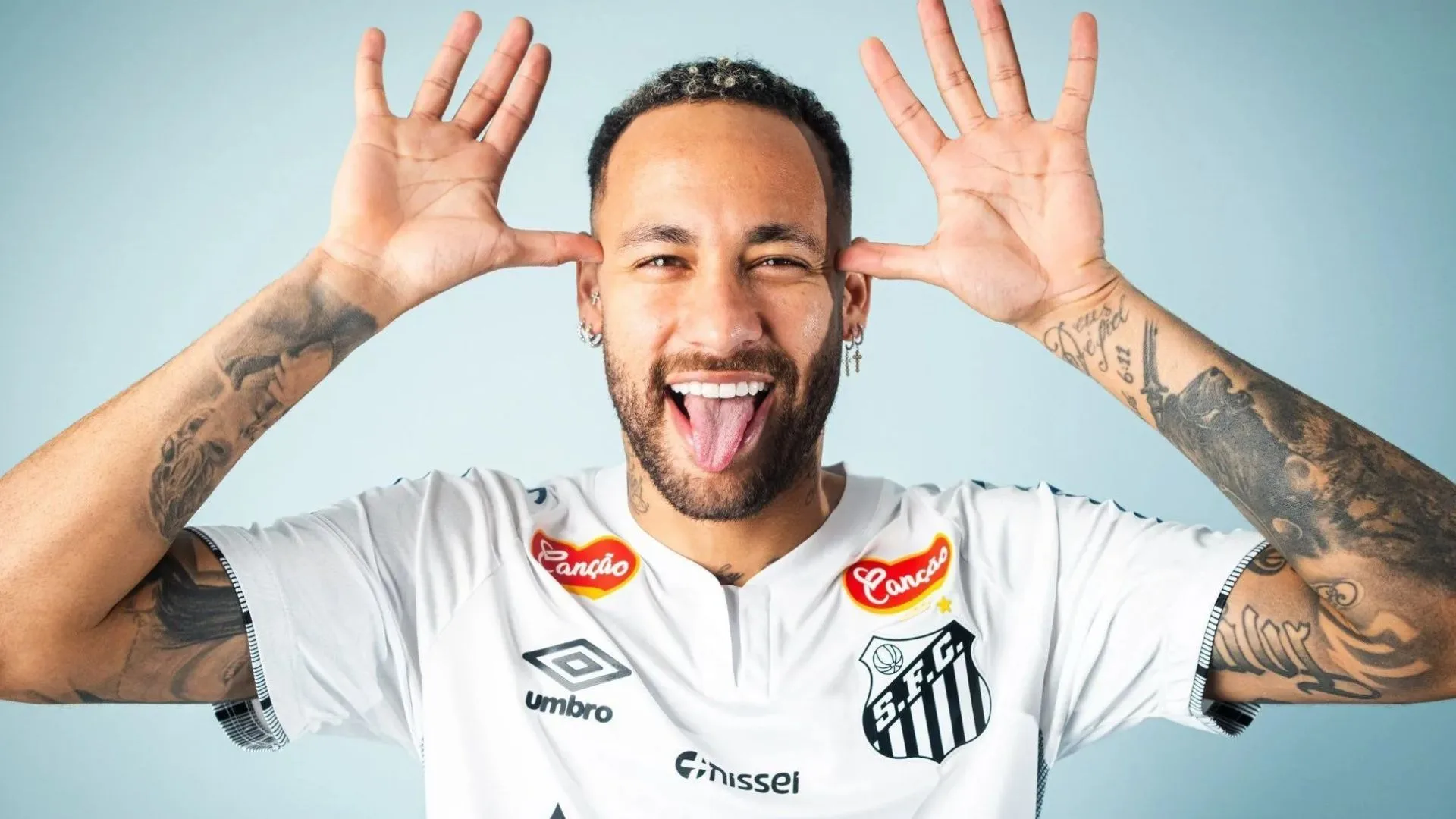 Neymar faz tatuagem em homenagem ao Santos