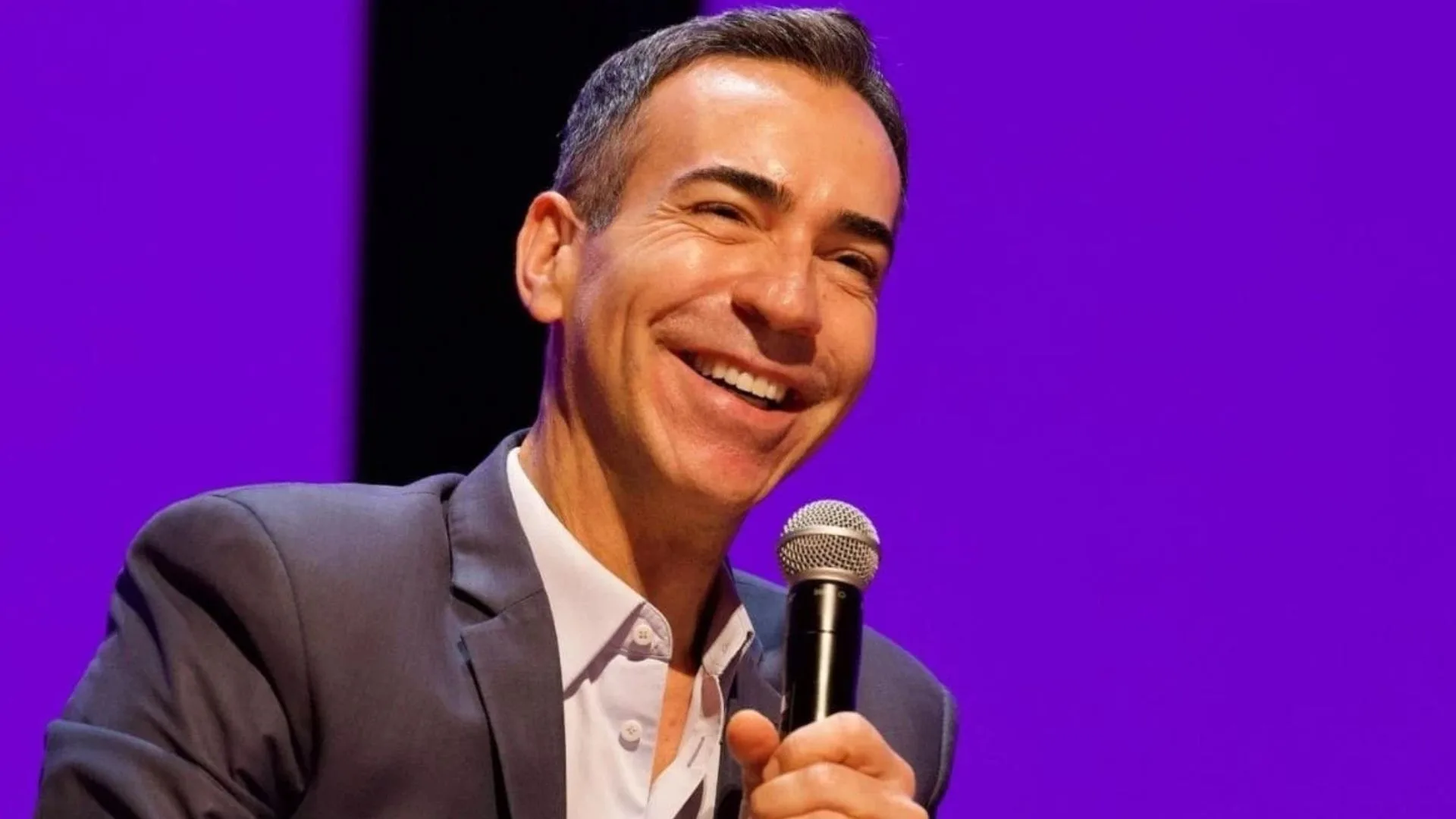 César Tralli brinca ao treinar “boa noite” para o Jornal Nacional