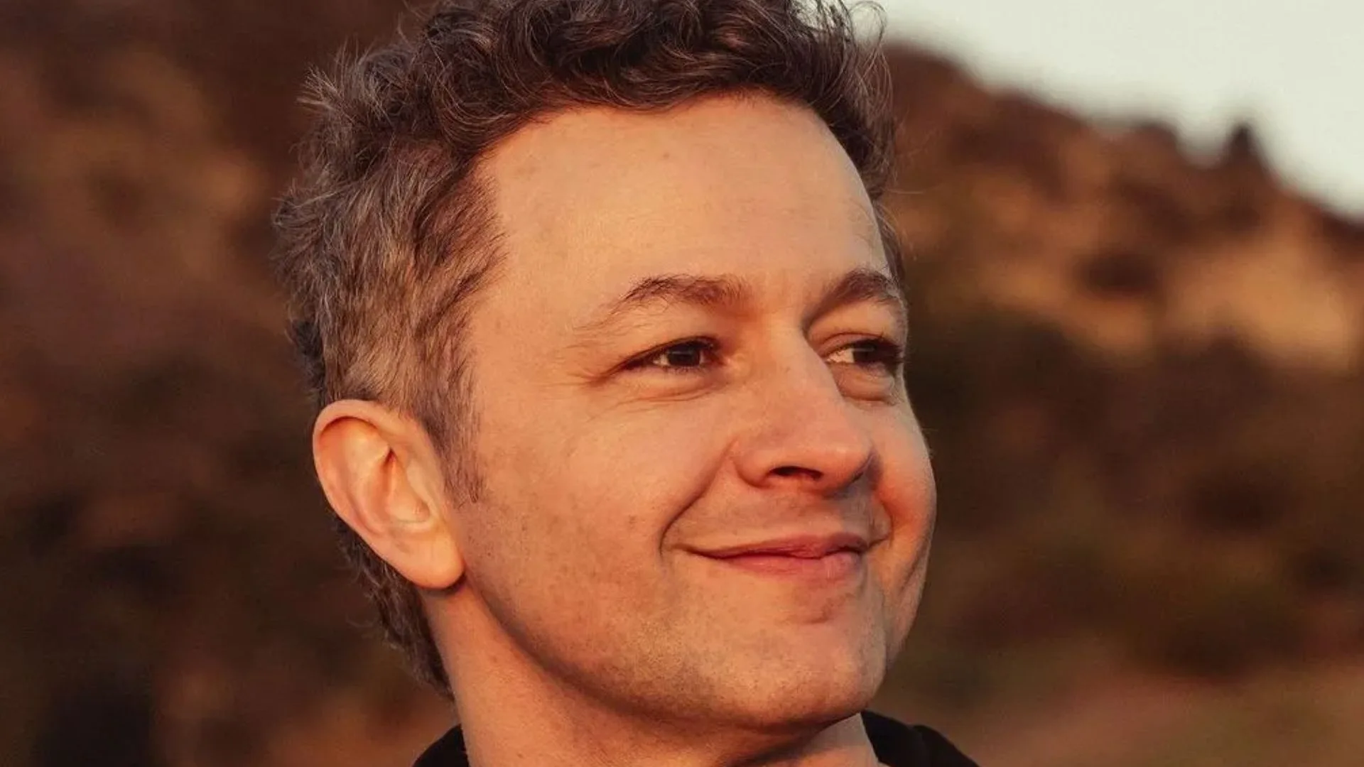 Ex de Sandy acompanha show ao lado do atual namorado da cantora