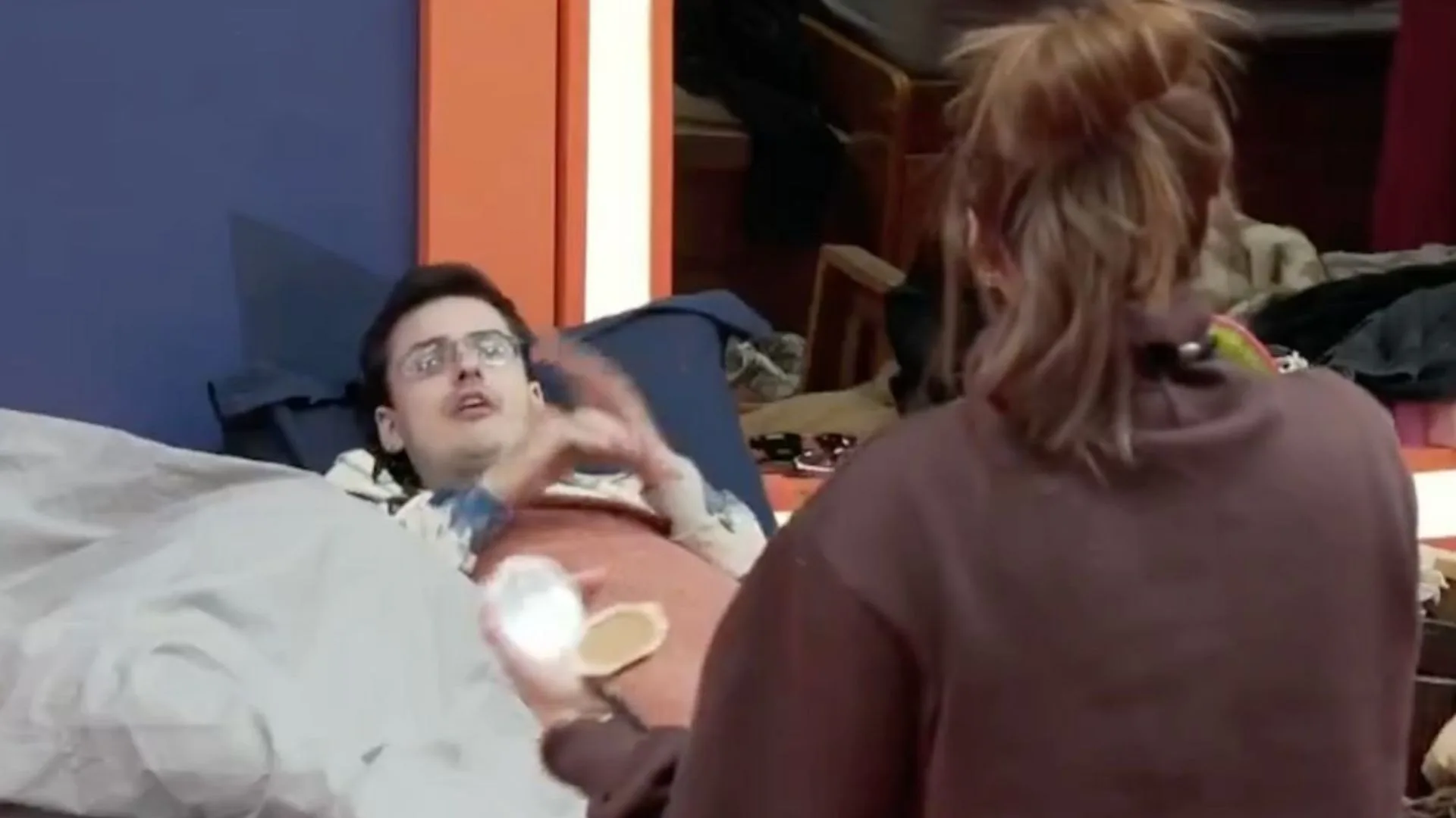 Dudu Camargo e Gabily brigam por camas no reality show